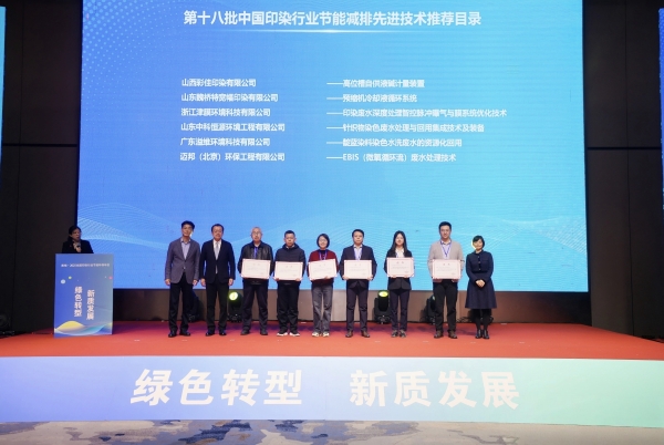 1742279017235555.jpg 领奖.jpg